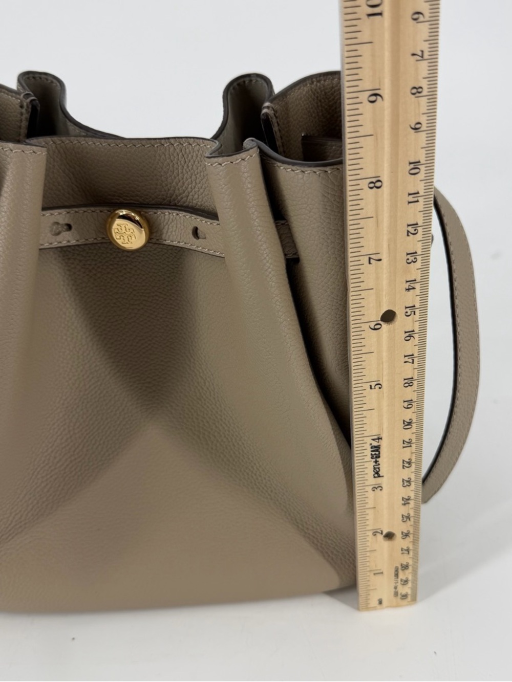 EUC! Tory Burch Romy Bucket Bag Pebbled Leather Purse Crossbody Taupe Beige - Picture 4 of 10